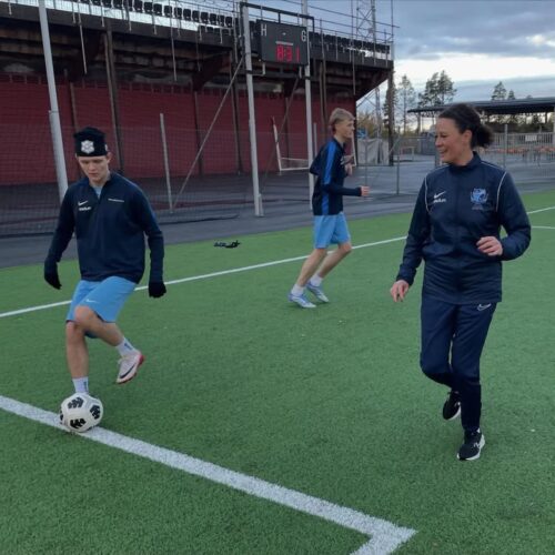 Rektor Camilla på fotbollsträning